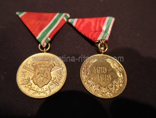 Bulgarische Medaille in 2 Stücken mit Verleihungstüte. - 